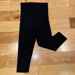 Maternity black leggings just below knee.